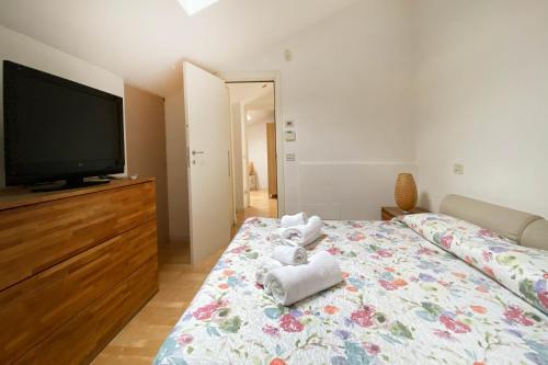 a bedroom with a bed with towels on it at Residenza San Pietro in Vicenza