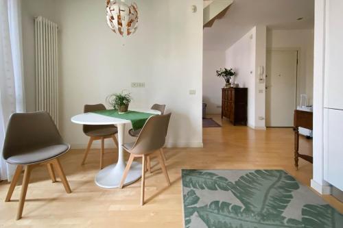 jadalnia ze stołem i krzesłami w pokoju w obiekcie Residenza San Pietro w mieście Vicenza