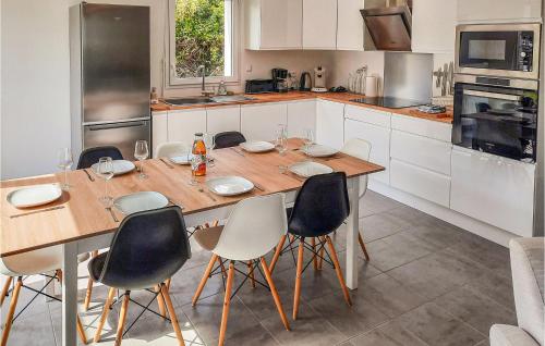 Η κουζίνα ή μικρή κουζίνα στο Awesome Home In Hirel With Wifi