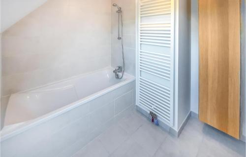 Ένα μπάνιο στο Awesome Home In Hirel With Wifi