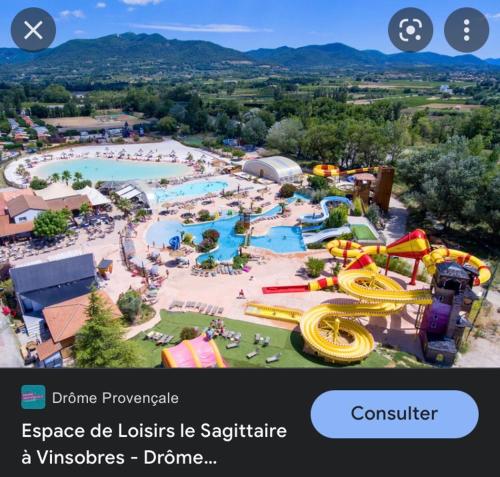 une image d'un parc aquatique avec un toboggan aquatique dans l'établissement Les Lauriers centre ville avec jardin, à Nyons