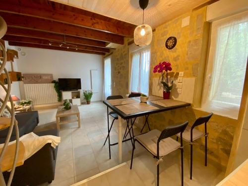 kuchnia i salon ze stołem i krzesłami w obiekcie Gîte confort à Lamothe d Alès w mieście Lavergne