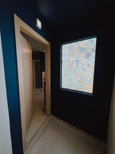 a hallway with a window and a painting on a wall at DEAS B&B in Trani