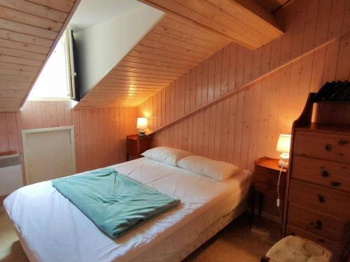 ein Schlafzimmer mit einem Bett mit einer grünen Decke darauf in der Unterkunft Appartement Cauterets, 3 pièces, 4 personnes - FR-1-234-179 in Cauterets