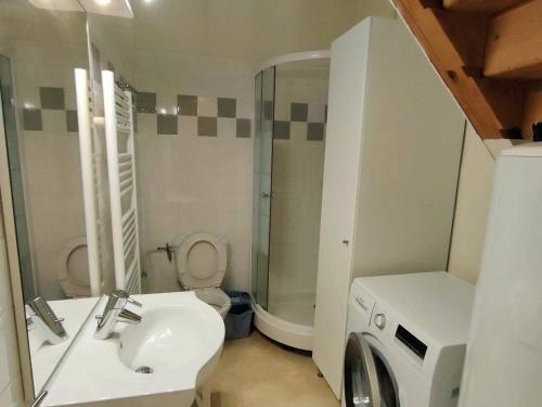 ein Badezimmer mit einem Waschbecken und einer Waschmaschine in der Unterkunft Appartement Cauterets, 3 pièces, 4 personnes - FR-1-234-179 in Cauterets