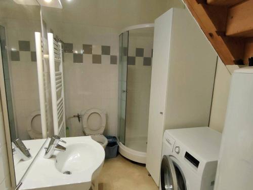 une salle de bain avec un lavabo et une machine à laver dans l'établissement Appartement Duplex pour 4/5 pers. Proche Centre, Parking Gratuit, Cauterets - FR-1-234-179, à Cauterets