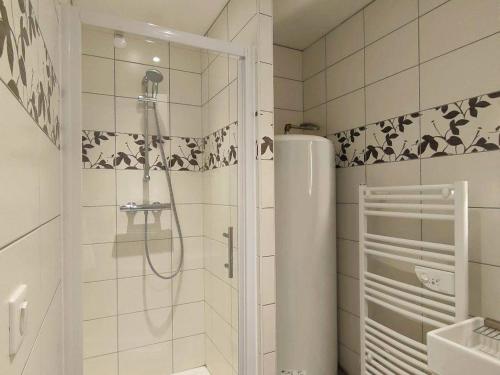 une salle de bain avec une douche avec une porte vitrée dans l'établissement Appartement Centre Cauterets - 2 Pièces, 4/6 Pers, Parking, 45 m² - FR-1-234-153, à Cauterets