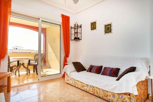 salon z białą kanapą i balkonem w obiekcie Espanhouse Asif 2 Bedrooms Best View Apartment w mieście Torrevieja