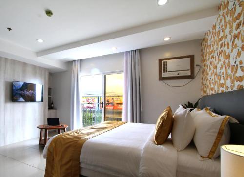 Postel nebo postele na pokoji v ubytování Carlosta Hotel