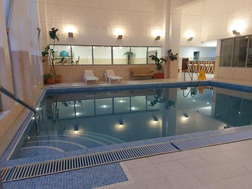 una gran piscina con luces en un edificio en NIDO DEL AMOR deluxe 1a linéa Terraza Indoorpool Wifi Aire Netflix 10 metros a Cala del Pino, en La Manga del Mar Menor