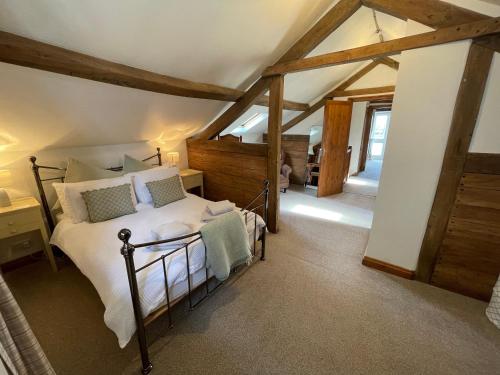 Ліжко або ліжка в номері Spacious Cotswold country cottage