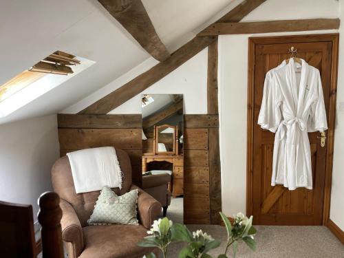 Ruang duduk di Spacious Cotswold country cottage