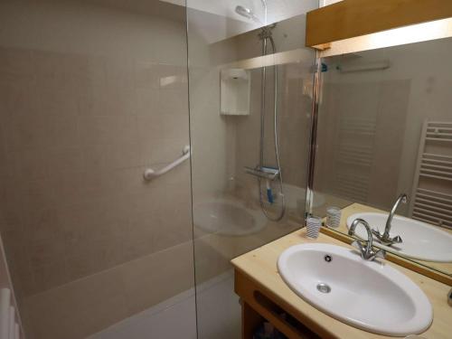 a bathroom with a sink and a shower at Charmant T2 cabine 4 pers, centre-village, proche pistes et commerces, balcon sud, piscine l'été - FR-1-342-145 in Arêches