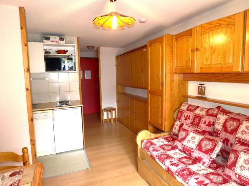 un salon avec un canapé et une cuisine dans l'établissement Charmant T2 cabine 4 pers, centre-village, proche pistes et commerces, balcon sud, piscine l'été - FR-1-342-145, à Arêches