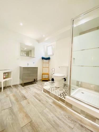 une salle de bain avec une baignoire, des toilettes et un lavabo dans l'établissement Gîte Euphrasie piscine privée confort 3 étoiles, à Saint-Martin-dʼArdèche