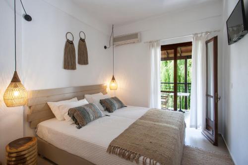 - une chambre avec un lit et un balcon dans l'établissement Paris Studios & Apartment, à Agia Paraskevi