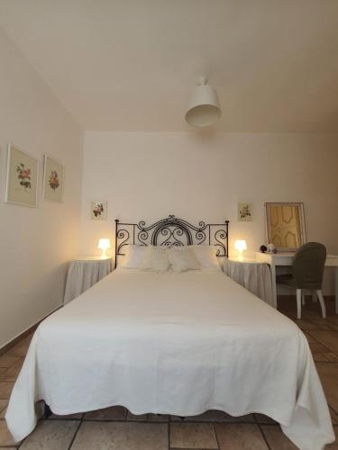 una camera da letto con un grande letto bianco con due lampade di A casa di Carla - Villa in Salento a Lecce