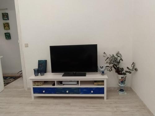 Televízia a/alebo spoločenská miestnosť v ubytovaní Piso Iwvaxi, gallery house. Ourense.