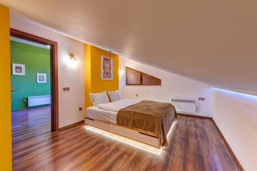A bed or beds in a room at Boho Mountain Studio