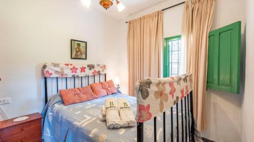 sypialnia z łóżkiem i łóżeczkiem dziecięcym oraz oknem w obiekcie Casa Maracuyá Nerja by Ruralidays w mieście Nerja