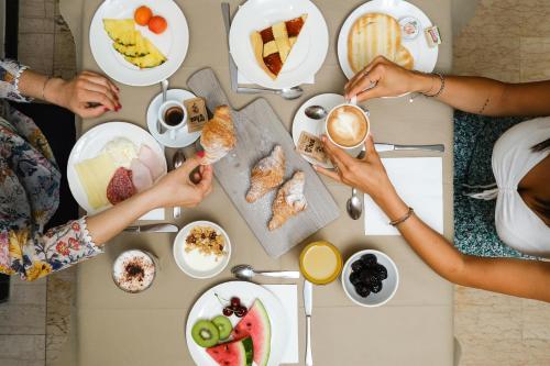 Eten bij of ergens in de buurt van het hotel

