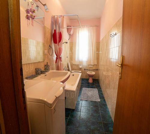 a bathroom with a tub and a sink and a toilet at La Casina del Teso in Maresca