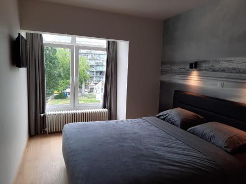 Vuode tai vuoteita majoituspaikassa Lichtrijk en comfortabel hoekappartement met gratis parking en zeer centraal gelegen - Comme Chez Soi