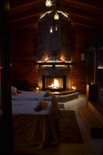 una stanza con camino e un letto di fronte ad esso di Mini spa in chalet bosco a Cisternino