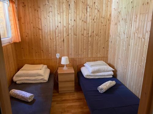 Ένα ή περισσότερα κρεβάτια σε δωμάτιο στο Domki Letniskowe Korona