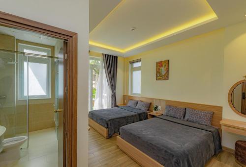 Tempat tidur dalam kamar di An Mai Boutique Hotel