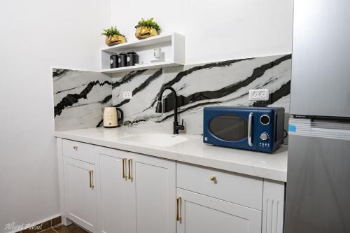 a kitchen with a sink and a tv on a counter at מלכה בעתיקה in Safed