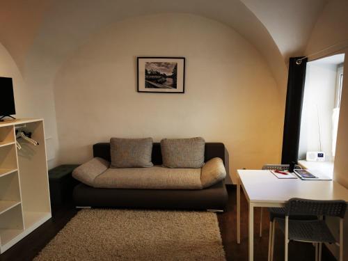 salon z kanapą i stołem w obiekcie Zentrale, ruhige Wohnung nahe Murinsel & Kunsthaus w Grazu