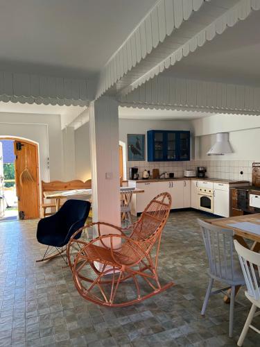 una stanza con sedie e tavolo e una cucina di Spokojny Zaułek a Ulinia