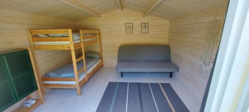 מיטה או מיטות קומותיים בחדר ב-Rannametsa puhkekeskus