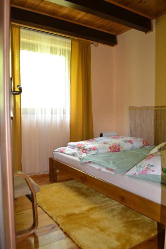 מיטה או מיטות בחדר ב-Domek w Sajenku