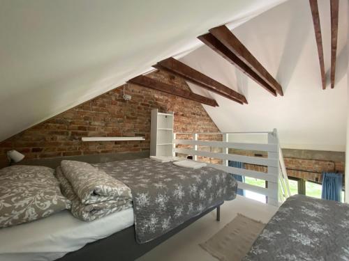 Ένα ή περισσότερα κρεβάτια σε δωμάτιο στο Ostoja Miłolas