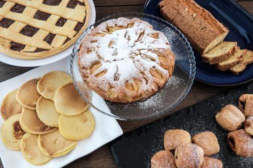 een tafel vol brood, taart en gebak bij Hotel Thea in Bellaria-Igea Marina