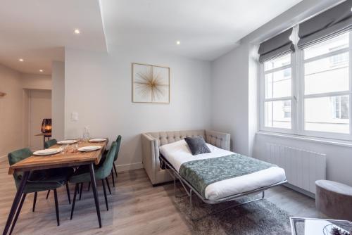 - une chambre avec un lit et une table à manger dans l'établissement LE POMPADOUR - Magnifique T2 Place Bellecour 4ème étage sans ascenseur - 4th floor no elevator, à Lyon