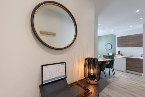 une chambre avec un miroir et un ordinateur portable sur une table dans l'établissement LE POMPADOUR - Magnifique T2 Place Bellecour 4ème étage sans ascenseur - 4th floor no elevator, à Lyon