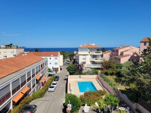 Bazén v ubytovaní Bel appartement à 200m de la mer! alebo v jeho blízkosti