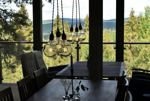 uma sala de jantar com uma mesa e uma grande janela em Alpstigen 10B - Newly built sports cottage with lovely views (lower apt) em Järvsö