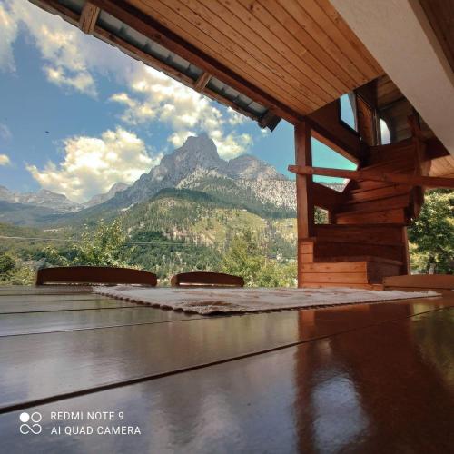 Vista general de una montaña o vista desde la casa de huéspedes