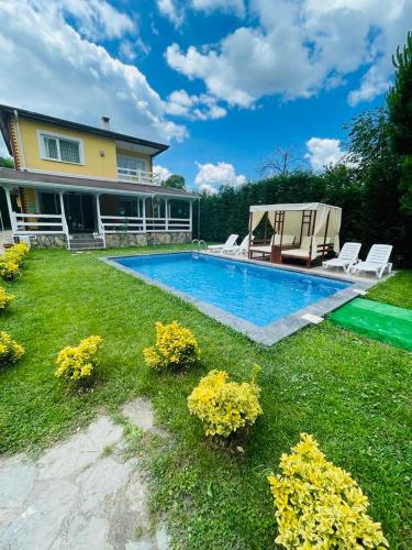 a backyard with a swimming pool and a house at The Doctor's House in Sapanca