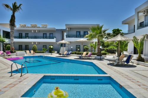 een zwembad voor een hotel bij Villa Maria Apts in Kato Gouves