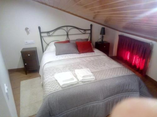 una camera da letto con un letto con due asciugamani sopra di Casa o Cantón a Berredo