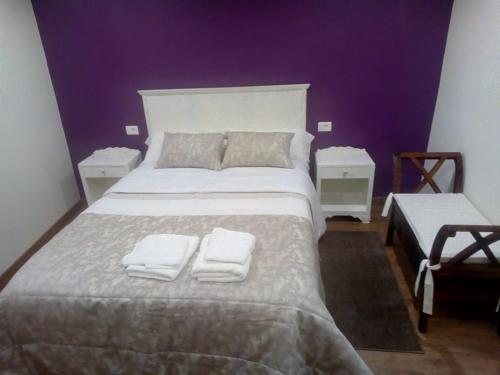 una camera da letto con un letto grande con due asciugamani sopra di Casa o Cantón a Berredo