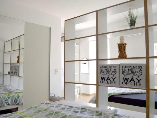 Schlafzimmer mit einem Bett und einer Glaswand in der Unterkunft Kuća na plaži in Preko