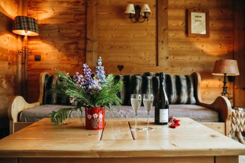 Coin salon dans l'établissement Les Grands Montets Hotel & Spa