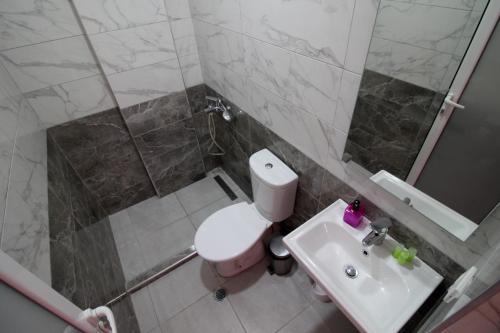 Koupelna v ubytování Hotel Vila Kapllani