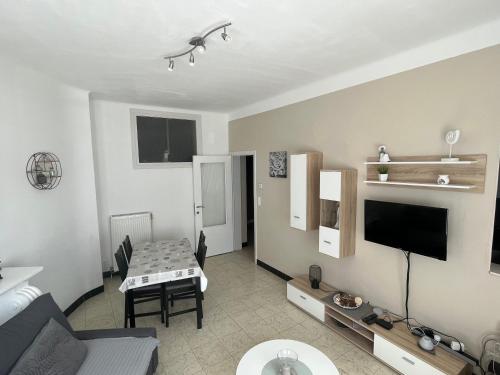 Televisyen dan/atau pusat hiburan di Appartement LE ROYAL.